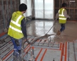Placing flowing concrete screed