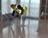 Levelling screed flooring with levelling tripods